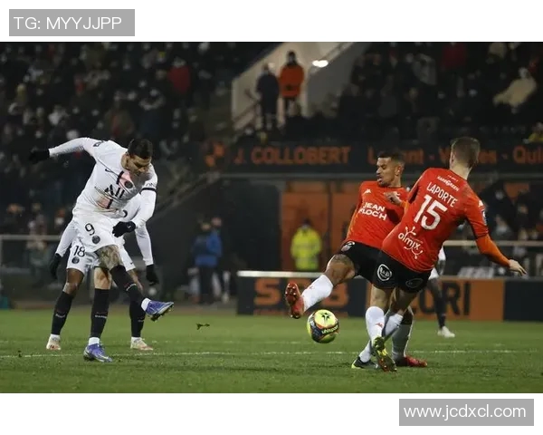 法甲联赛将迎来巴黎圣日耳曼和里昂的激烈对决，梅西能否再次斩获进球荣耀？